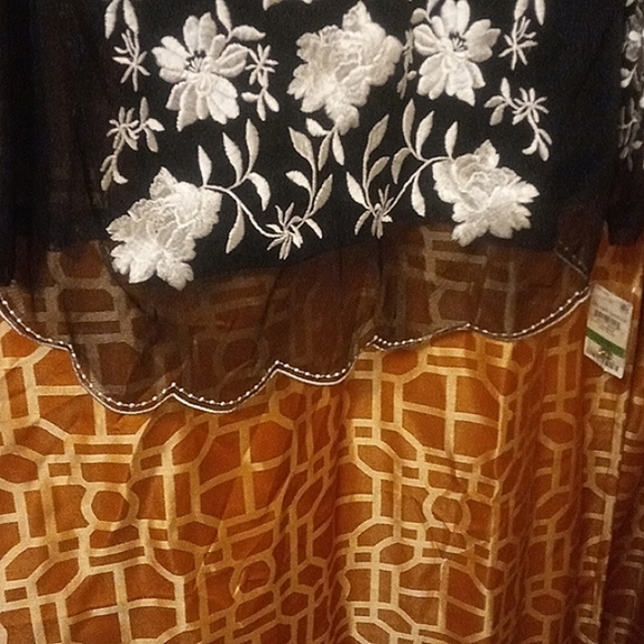 NEW!  Beautiful 2-pc Macy's INC brand. Top & Attached Tee. - Picture 4 of 5